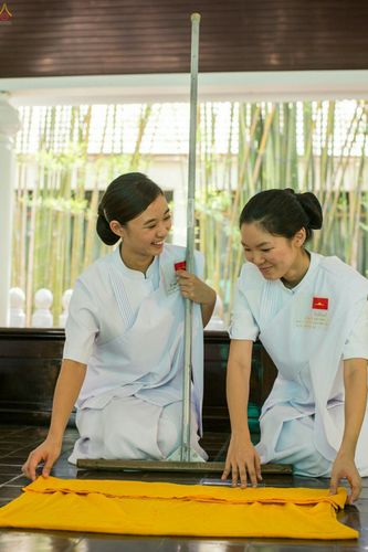 ภาพ No.23376:อุบาสิกา สตรีผู้นั่งใกล้พระรัตนตรัย