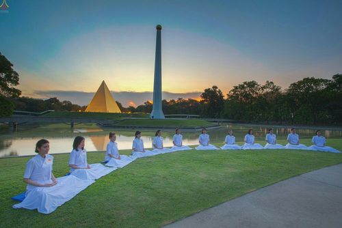 ภาพ No.23386:อุบาสิกา สตรีผู้นั่งใกล้พระรัตนตรัย