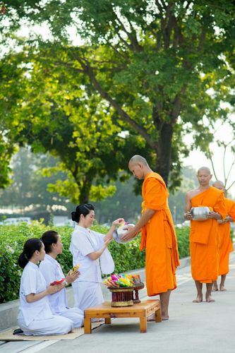 ภาพ No.23385:อุบาสิกา สตรีผู้นั่งใกล้พระรัตนตรัย