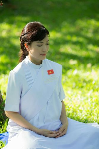 ภาพ No.23389:อุบาสิกา สตรีผู้นั่งใกล้พระรัตนตรัย