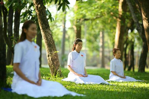 ภาพ No.23391:อุบาสิกา สตรีผู้นั่งใกล้พระรัตนตรัย