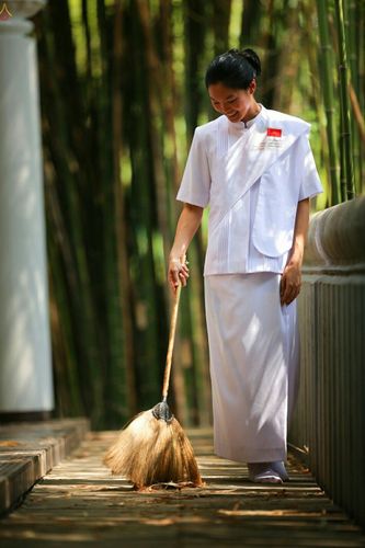 ภาพ No.23392:อุบาสิกา สตรีผู้นั่งใกล้พระรัตนตรัย