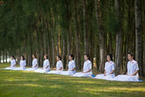 ภาพ No.23399:อุบาสิกา สตรีผู้นั่งใกล้พระรัตนตรัย