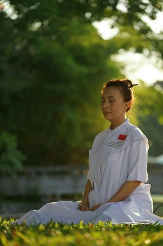 ภาพ No.23402:อุบาสิกา สตรีผู้นั่งใกล้พระรัตนตรัย