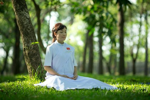 ภาพ No.23405:อุบาสิกา สตรีผู้นั่งใกล้พระรัตนตรัย