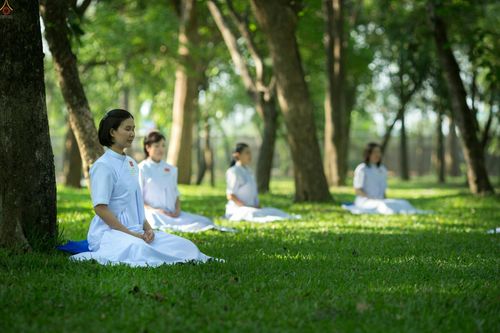 ภาพ No.23406:อุบาสิกา สตรีผู้นั่งใกล้พระรัตนตรัย