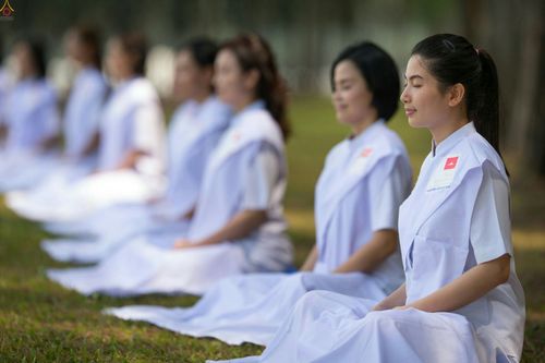 ภาพ No.23407:อุบาสิกา สตรีผู้นั่งใกล้พระรัตนตรัย