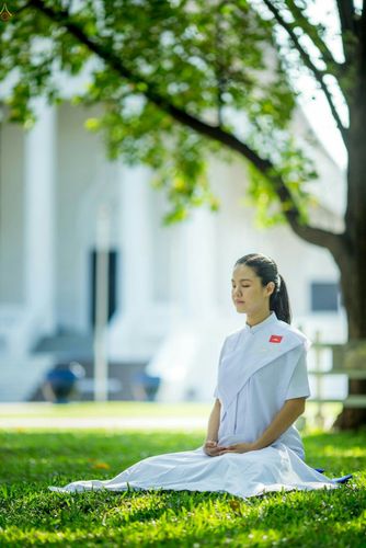 ภาพ No.23409:อุบาสิกา สตรีผู้นั่งใกล้พระรัตนตรัย