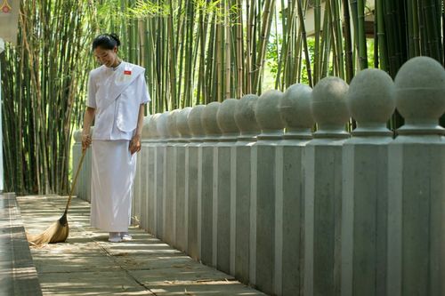 ภาพ No.23418:อุบาสิกา สตรีผู้นั่งใกล้พระรัตนตรัย