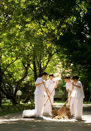 ภาพ No.23414:อุบาสิกา สตรีผู้นั่งใกล้พระรัตนตรัย