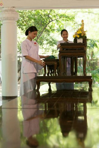 ภาพ No.23417:อุบาสิกา สตรีผู้นั่งใกล้พระรัตนตรัย