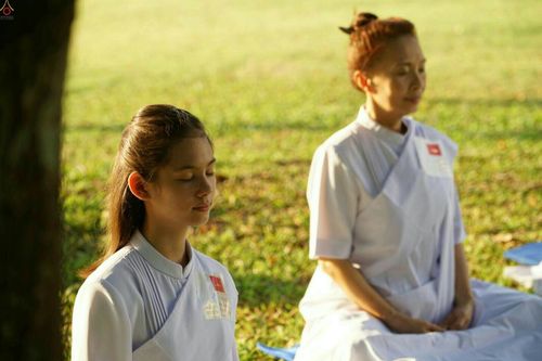 ภาพ No.23420:อุบาสิกา สตรีผู้นั่งใกล้พระรัตนตรัย