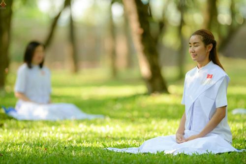 ภาพ No.23425:อุบาสิกา สตรีผู้นั่งใกล้พระรัตนตรัย