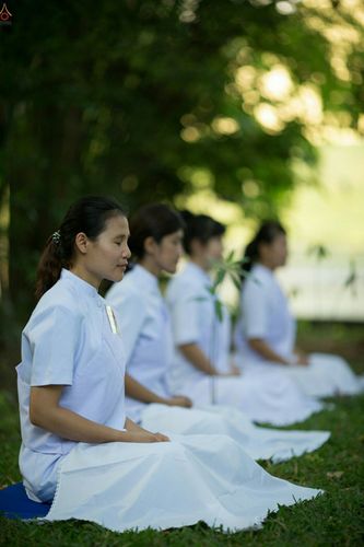 ภาพ No.23427:อุบาสิกา สตรีผู้นั่งใกล้พระรัตนตรัย