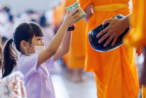 ภาพ No.76788:พิธีตักบาตรข้าวสารอาหารแห้ง  ณ บ้านแก้วเรือนทองคุณยายฯ สภาธรรมกายสากล  วัดพระธรรมกาย จ.ปทุมธานี  ในวันอาทิตย์ต้นเดือนที่ 6 มีนาคม พ.ศ. 2566