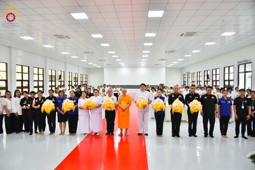 ภาพ No.327567:วันศุกร์ที่ 1 พฤษภาคม พ.ศ. 2569 รวมใจพสกนิกรชาวอำเภอคลองหลวง ประดิษฐ์ดอกไม้จันทน์ เพื่อใช้ในพิธีถวายดอกไม้จันทน์ในงานพระราชพิธีถวายพระเพลิงพระบรมศพ สมเด็จพระนางเจ้าสิริกิติ์ พระบรมราชินีนาถ พระบรมราชชนนีพันปีหลวง ณ วัดพระธรรมกาย