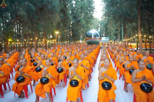ภาพ No.289291:วันที่ 7 มกราคม พ.ศ. 2569 พิธีตักบาตรพระธรรมยาตรา ณ อนุสรณ์สถานลำดับที่ 1 สถานที่เกิดด้วยรูปกายเนื้อ อนุสรณ์สถานมหาวิหารพระมงคลเทพมุนี (โลตัสแลนด์) อ.สองพี่น้อง จ.สุพรรณบุรี ในโครงการธรรมยาตรา กตัญญูบูชา มหาปูชนียาจารย์ พระมงคลเทพมุนี(สด จนฺทสโร) พระผู้ป