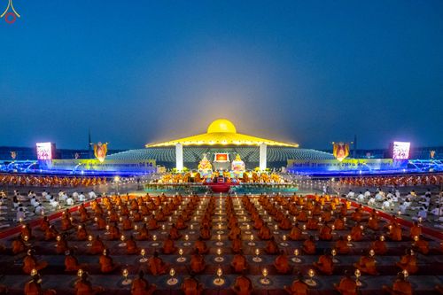 ภาพ No.308009:วันที่ 31 มกราคม พ.ศ. 2569 พิธีจุดประทีปธรรมถวายเป็นพุทธบูชา  และบูชาธรรมมหาปูชนียาจารย์ (ภาพชุดที่ 3) ณ วัดพระธรรมกาย ปทุมธานี ในโครงการธรรมยาตรา กตัญญูบูชา มหาปูชนียาจารย์ พระมงคลเทพมุนี(สด จนฺทสโร) พระผู้ปราบมาร อนุสรณ์สถาน 7 แห่ง ปีที่ 14