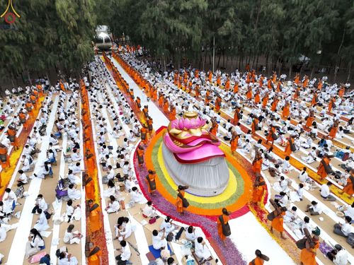 ภาพ No.69100:พิธีต้อนรับพระธรรมยาตรา ในโครงการธรรมยาตรากตัญญูบูชา มหาปูชนียาจารย์ พระมงคลเทพมุนี(สด จนฺทสโร) พระผู้ปราบมาร อนุสรณ์สถาน 7 แห่ง ปีที่ 11 วันที่ 3 มกราคม พ.ศ. 2566 ณ อนุสรณ์สถานมหาวิหารพระมงคลเทพมุนี จ.สุพรรณบุรี