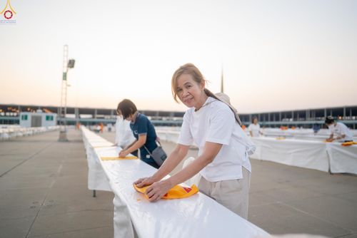 ภาพ No.321214:วันที่ 10-11 เมษายน พ.ศ.2569 การเตรียมกล่องไทยธรรม และการติดผ้ารับประเคน เพื่องานถวายมหาสังฆทาน 40,000 กว่าวัดทั่วประเทศ วันคุ้มครองโลก 22 เมษายน พ.ศ.2569 วัดพระธรรมกาย