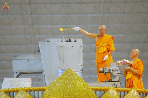 ภาพ No.81680:พิธีหล่อพระประธานเพื่อประดิษฐาน ณ ห้องแก้วสารพัดนึก 2 เนื่องในวันวิสาขบูชา วันเสาร์ที่ 3 มิถุนายน 2566 ณ วัดพระธรรมกาย จ.ปทุมธานี