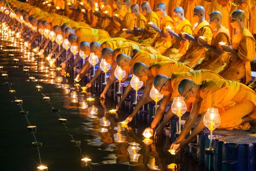 ภาพ No.73504:พิธีจุดประทีปถวายเป็นพุทธบูชา และบูชาธรรมมหาปูชนียาจารย์ ในโครงการธรรมยาตรากตัญญูบูชา มหาปูชนียาจารย์ พระมงคลเทพมุนี(สด จนฺทสโร) พระผู้ปราบมาร ปีที่ 11 ณ อนุสรณ์สถานลำดับที่ 4 สถานที่เกิดด้วยกายธรรม วัดโบสถ์ (บน) บางคูเวียง อ.บางกรวย จ.นนทบุรี วันที่ 21 