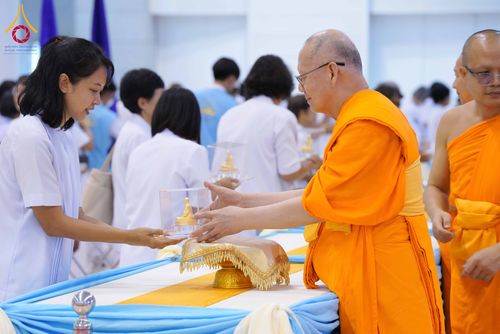 ภาพ No.338096:วันอาทิตย์ต้นเดือน 5 กรกฎาคม พ.ศ.2569 สัมมนาพิเศษ พิธีมอบพระของขวัญ ณ ห้องแก้วสารพัด1 วัดพระธรรมกาย