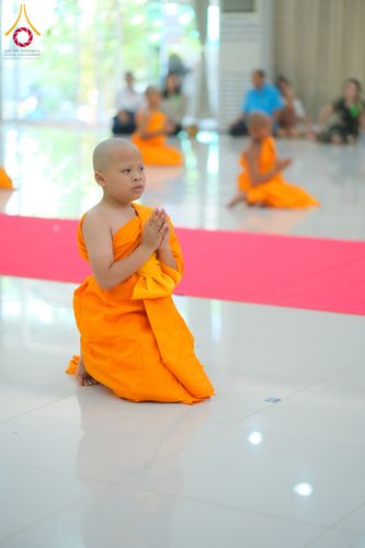 ภาพ No.319901:วันเสาร์ที่ 4 เมษายน พ.ศ.2569 พิธีตัดปอยผมและปลงผม พิธีขอขมาผู้ปกครองและมอบผ้าไตร พิธีบรรพชาและถวายบาตร ณ ศูนย์ปฏิบัติธรรมและศูนย์อบรมเยาวชนเพชรบุรี  ต.ท่าแลง อ.ท่ายาง จ.เพชรบุรี