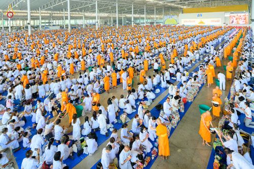 ภาพ No.76785:พิธีตักบาตรข้าวสารอาหารแห้ง  ณ บ้านแก้วเรือนทองคุณยายฯ สภาธรรมกายสากล  วัดพระธรรมกาย จ.ปทุมธานี  ในวันอาทิตย์ต้นเดือนที่ 6 มีนาคม พ.ศ. 2566