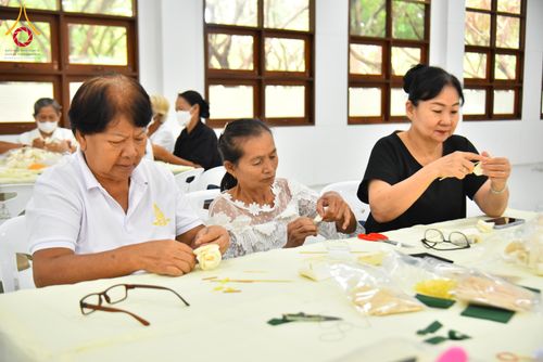ภาพ No.327477:วันศุกร์ที่ 1 พฤษภาคม พ.ศ. 2569 รวมใจพสกนิกรชาวอำเภอคลองหลวง ประดิษฐ์ดอกไม้จันทน์ เพื่อใช้ในพิธีถวายดอกไม้จันทน์ในงานพระราชพิธีถวายพระเพลิงพระบรมศพ สมเด็จพระนางเจ้าสิริกิติ์ พระบรมราชินีนาถ พระบรมราชชนนีพันปีหลวง ณ วัดพระธรรมกาย