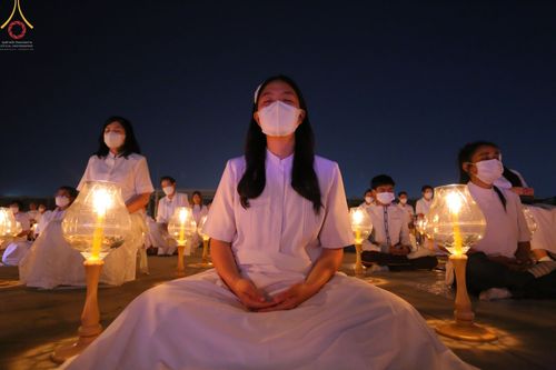 ภาพ No.75301:พิธีจุดประทีปถวายเป็นพุทธบูชา และบูชาธรรมมหาปูชนียาจารย์ ในโครงการธรรมยาตรากตัญญูบูชา มหาปูชนียาจารย์ พระมงคลเทพมุนี(สด จนฺทสโร) พระผู้ปราบมาร ปีที่ 11 ณ อนุสรณ์สถานลำดับที่ 7 สถานที่ขยายวิชชาธรรมกาย วัดพระธรรมกาย จ.ปทุมธานี วันที่ 31 มกราคม พ.ศ. 2566