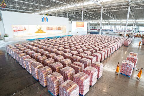 ภาพ No.322070:วันที่ 12 -13 เมษายน พ.ศ.2569 การเตรียมกล่องไทยธรรม + การขนย้ายเก้าอี้ เพื่องานถวายมหาสังฆทาน 40,000 กว่าวัดทั่วประเทศ วันคุ้มครองโลก 22 เมษายน พ.ศ.2569 วัดพระธรรมกาย