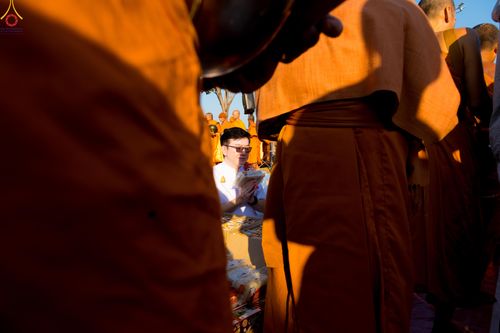 ภาพ No.282728:วันเสาร์ที่ 20 ธันวาคม พ.ศ.2568 พิธีตักบาตรพระ 10,000 รูป (ชุด 2) เนื่องในโอกาส 194 ปี จังหวัดกาญจนบุรี และอุทิศส่วนกุศลให้แด่บรรพชนทั้งหลาย บริเวณถนนสองแคว (Skywalk) เมืองกาญจนบุรี