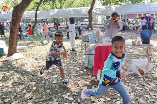 ภาพ No.194077:วัดพระธรรมกาย จัดงานวันเด็กแห่งชาติ ประจำปี พ.ศ.2568 ออกร้านอาหาร 200 ร้าน มอบของขวัญหลายหมื่นชิ้น วันที่ 12 มกราคม พ.ศ. 2568 วัดพระธรรมกาย อ.คลองหลวง จ.ปทุมธานี