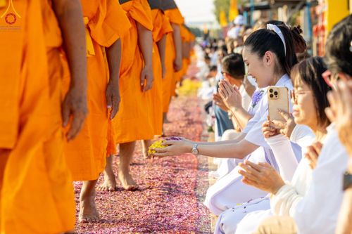 ภาพ No.110600:พิธีต้อนรับพระธรรมยาตรา ในโครงการธรรมยาตรากตัญญูบูชา มหาปูชนียาจารย์ พระมงคลเทพมุนี(สด จนฺทสโร) พระผู้ปราบมาร อนุสรณ์สถาน 7 แห่ง ปีที่ 12 วันที่ 11 มกราคม พ.ศ. 2567 ณ อนุสรณ์สถานลำดับที่ 3 สถานที่เกิดใหม่ในเพศสมณะ วัดสองพี่น้อง จ.สุพรรณบุรี