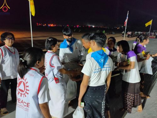 ภาพ No.130216:V.34 เพื่อธรรมเพื่อบางกล่ำ การรับบุญของเจ้าหน้าที่หน่วยงานต่างๆ  เพื่องานธรรมยาตราอัญเชิญพระบรมสารีริกธาตุ ประดิษฐาน ณ มหารัตนเจดีย์สิริปทุมสวรรค์ (เจดีย์อริยพุทธะ 5 พระองค์) ณ ศูนย์ปฏิบัติธรรมภาคใต้ อ.บางกล่ำ จ.สงขลา ระหว่างวันที่ 9-10 มีนาคม พ.ศ. 2567