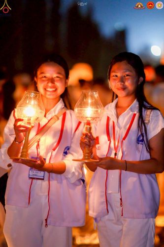 ภาพ No.224690:วันจันทร์ที่ 12 พฤษภาคม พ.ศ. 2568  ชาวพุทธในอินโดนีเซีย ร่วมฉลองวิสาขบูชาจุดประทีปกว่า 200,000 ดวง ณ พระมหาเจดีย์บรมพุทโธ  เจริญพุทธมนต์ถวาย “พระวชิรเกล้าเจ้าอยู่หัว”