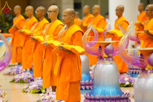 ภาพ No.134515:พิธีทอดผ้าป่าสมทบ มหาสังฆทาน 10,000 วัด ทั่วไทย วันอาทิตย์ต้นเดือนที่ 7 เมษายน พ.ศ.2567 ณ ห้องแก้วสารพัดนึก 1 สภาธรรมกายสากล  วัดพระธรรมกาย จ.ปทุมธานี