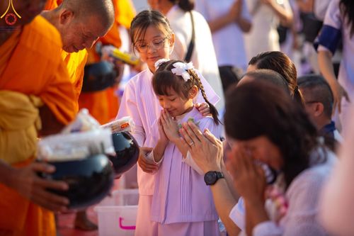 ภาพ No.197850:พิธีตักบาตรพระธรรมยาตรา ณ อนุสรณ์สถานลำดับที่ 4 สถานที่เกิดด้วยกายธรรม วัดโบสถ์(บน) ต.บางคูเวียง จ.นนทบุรี ในโครงการธรรมยาตรา กตัญญูบูชา มหาปูชนียาจารย์ พระมงคลเทพมุนี(สด จนฺทสโร) พระผู้ปราบมาร อนุสรณ์สถาน 7 แห่ง ปีที่ 13 วันที่ 19 มกราคม พ.ศ. 2568