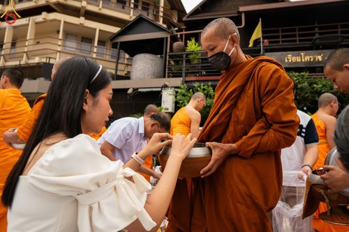 ภาพ No.126254:พิธีทำบุญเมืองนครราชสีมา ฉลอง 556 ปี ตักบาตรพระ 10,000 รูป ในวันเสาร์ที่ 2 มีนาคม พ.ศ.2567 ณ อนุสาวรีย์ท้าวสุรนารี จ.นครราชสีมา จัดโดย คณะสงฆ์จังหวัดนครราชสีมา ร่วมกับสำนักงานจังหวัดนครราชสีมา