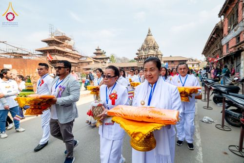 ภาพ No.129923:พิธีตัดปอยผมและแห่นาคธรรมทายาท ในโครงการบรรพชา 1,250 รูป ณ แดนประสูติ สวนลุมพินี ประเทศเนปาล วันที่ 2 มีนาคม พ.ศ. 2567