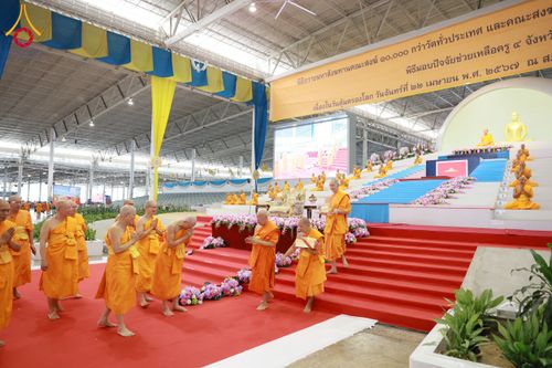 ภาพ No.60156:พิธีเจริญพระพุทธมนต์ "ฉลองอายุวัฒนมงคล 80 ปี หลวงพ่อธัมมชโย" พิธีถวายไทยธรรม คณะสงฆ์ 10,000 กว่าวัดทั่วประเทศ ในวันคุ้มครองโลก วันจันทร์ที่ 22 เมษายน พ.ศ. 2567 ณ สภาธรรมกายสากล วัดพระธรรมกาย จ.ปทุมธานี