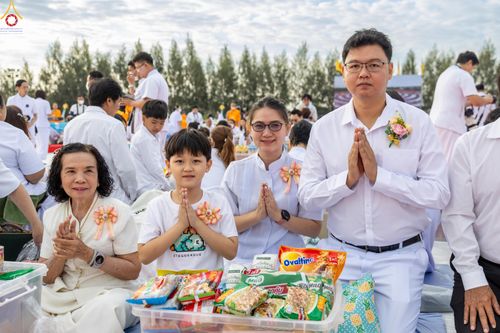 ภาพ No.302618:วันที่ 24 มกราคม พ.ศ. 2569 พิธีตักบาตรพระธรรมยาตรา(ภาพชุดที่ 2) ณ อนุสรณ์สถานลำดับที่ 5 สถานที่เผยแผ่วิชชาธรรมกายครั้งแรก อนุสรณ์สถานบางปลา วัดบางปลา อำเภอบางเลน จังหวัดนครปฐม ในโครงการธรรมยาตรา กตัญญูบูชา มหาปูชนียาจารย์ พระมงคลเทพมุนี(สด จนฺทสโร) พระผู