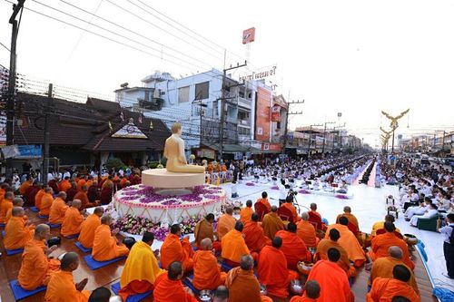 ภาพ No.15852:ประมวลภาพตักบาตรพระ 3 แผ่นดิน พระ 10,000 รูป ปีที่ 2 จ.เชียงราย