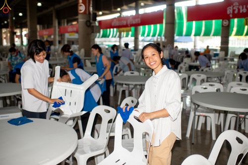 ภาพ No.322303:วันที่ 15 เมษายน พ.ศ.2569 การเตรียมงาน เช็ดโต๊ะ เก้าอี้ ปูผ้าโต๊ะฉัน เพื่องานถวายมหาสังฆทาน 40,000 กว่าวัดทั่วประเทศ วันคุ้มครองโลก 22 เมษายน พ.ศ.2569 วัดพระธรรมกาย