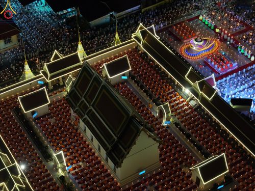 ภาพ No.197198:พิธีจุดประทีปถวายเป็นพุทธบูชา และบูชาธรรมมหาปูชนียาจารย์ ณ วัดโบสถ์(บน) ตำบลบางคูเวียง อำเภอบางกรวย จังหวัดนนทบุรี ในโครงการธรรมยาตรา กตัญญูบูชา มหาปูชนียาจารย์ พระมงคลเทพมุนี(สด จนฺทสโร) พระผู้ปราบมาร อนุสรณ์สถาน 7 แห่ง ปีที่ 13 วันที่ 18 มกราคม พ.ศ. 25