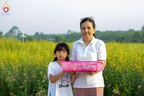 ภาพ No.217987:วันศุกร์ที่ 11 เมษายน พ.ศ. 2568 พระและสามเณร 99 รูป จากศูนย์ปฏิบัติธรรมระยอง(บ้านช่องลม) บิณฑบาต ณ ทุ่งปอเทือง ต.บางบุตร อ.บ้านค่าย จ.ระยอง เพื่อเป็นการฝึกสามเณรภาคฤดูร้อน ผ่านกิจวัตรบิณฑบาตในพื้นที่ชุมชน