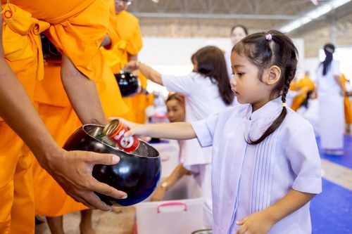 ภาพ No.243529:วันที่ 7 กันยายน พ.ศ. 2568 พิธีตักบาตร ข้าวสารอาหารแห้ง ในวันครูผู้ค้นพบวิชชาธรรมกาย ณ บ้านแก้วเรือนทองคุณยายฯ สภาธรรมกายสากล วัดพระธรรมกาย