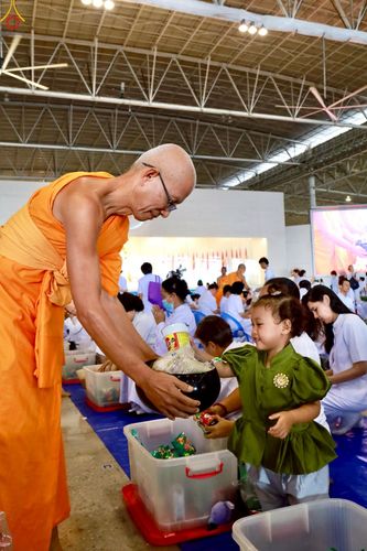 ภาพ No.227921:วันอาทิตย์ที่ 1 มิถุนายน พ.ศ. 2568 พิธีตักบาตร , พิธีบูชาข้าวพระ ณ วัดพระธรรมกาย จ.ปทุมธานี