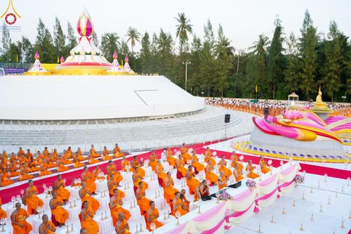 ภาพ No.192695:พิธีจุดประทีปถวายเป็นพุทธบูชา และบูชาธรรมมหาปูชนียาจารย์ ณ อนุสรณ์สถานคลองบางนางแท่น อ.สามพราน จ.นครปฐม ในโครงการธรรมยาตรา กตัญญูบูชา มหาปูชนียาจารย์ พระมงคลเทพมุนี(สด จนฺทสโร) พระผู้ปราบมาร อนุสรณ์สถาน 7 แห่ง ปีที่ 13 วันที่ 10 มกราคม พ.ศ. 2568